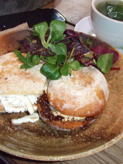 Una foto de Bocadillo de queso frito y mermelada, con jamón ibérico