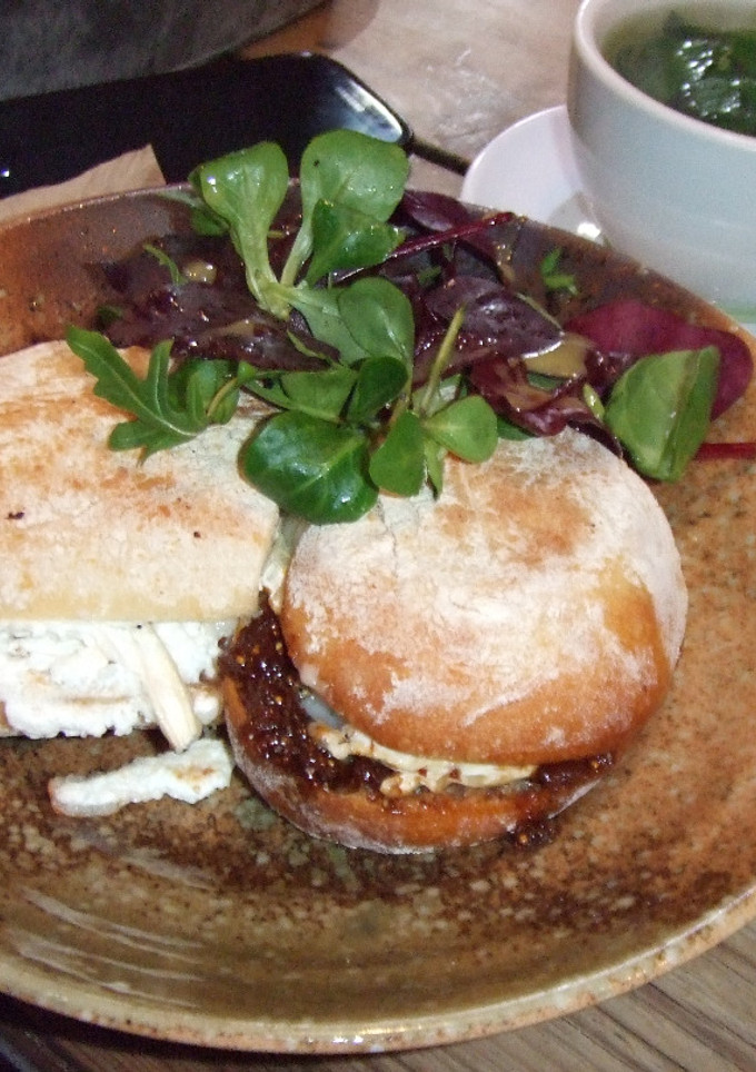 Una foto de Bocadillo de queso frito y mermelada, con jamón ibérico