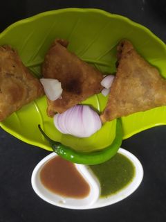 લીલા -ચણા ડુંગળી ના સમોસા રેસીપી મુખ્ય ફોટો