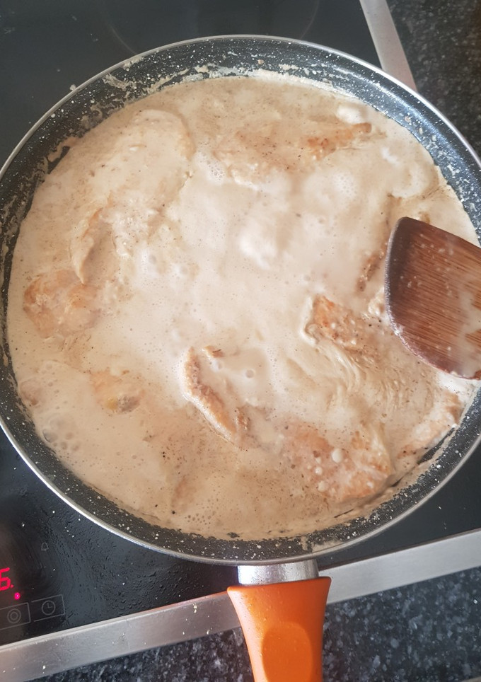 Una foto de Receta pechugas de pollo con salsa de queso