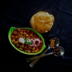 A picture of Chhole puri.