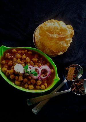 A picture of Chhole puri.