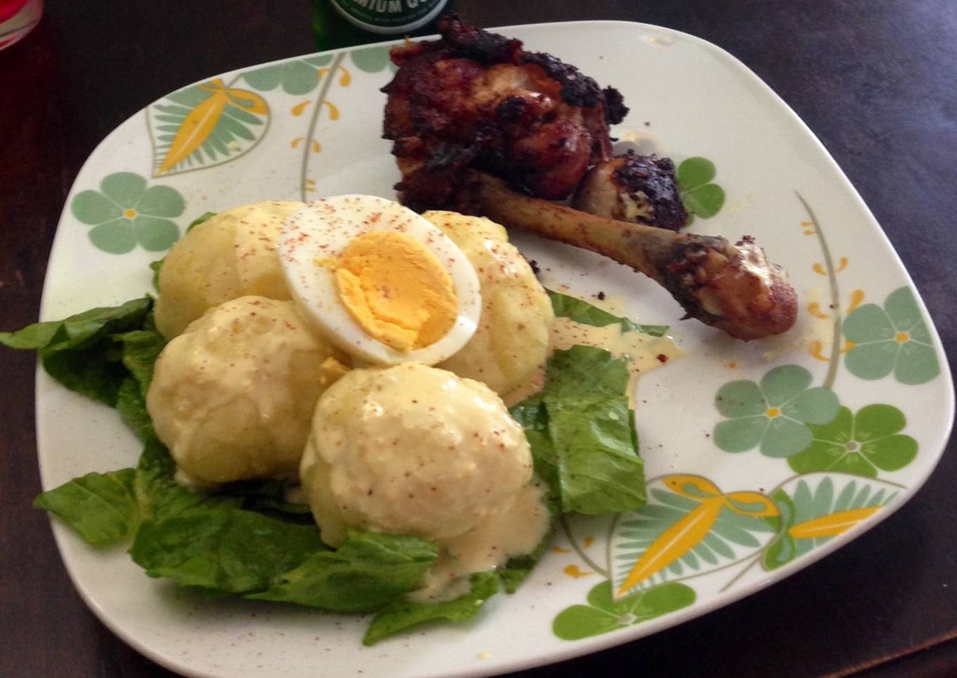 Nido de papas y muslo Barbarian.