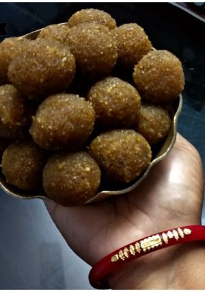 গুড়ের নারকেল নাড়ু (gurer narkel naru recipe in bengali) রেসিপির প্রধান ছবি