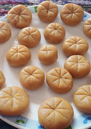 A picture of Instant Khoya pedha.