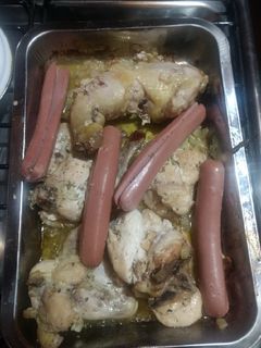 Una foto de Pollito Al Horno Con Ensalada Rusa (Súper Fácil)