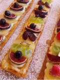 Banda de hojaldre caramelizado con crema y frutas