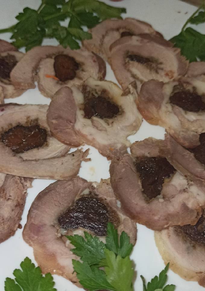 Рулет, запечений з чорносливом