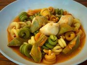 Una foto de corvina con tomate