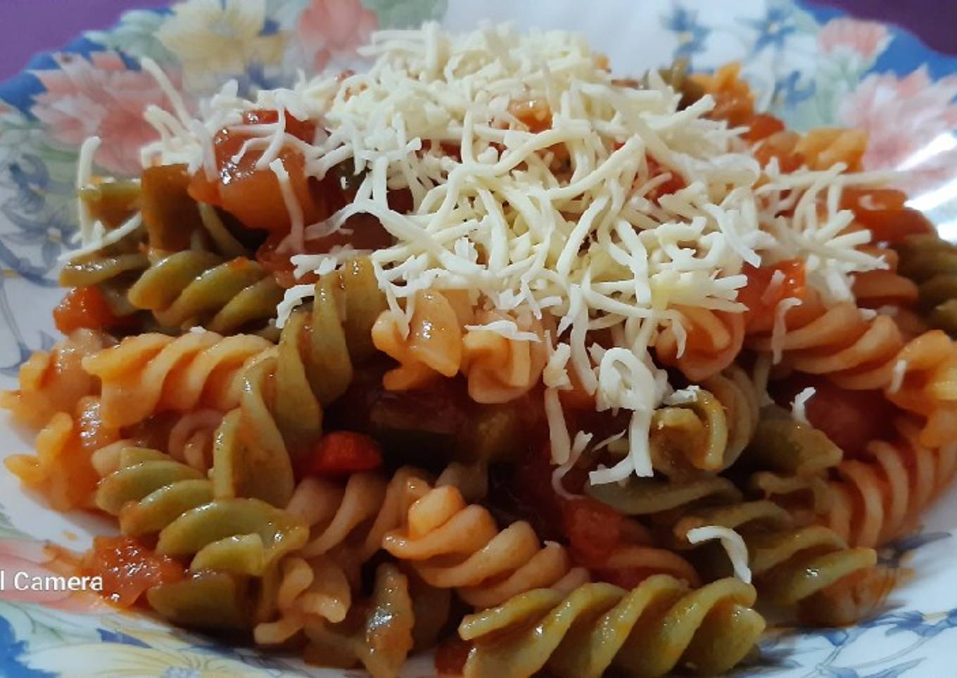 Espirales con pisto y salchichitas de pollo