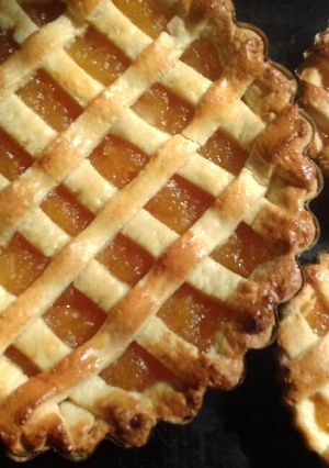 Una foto de Pastafrola con dulce de mamón