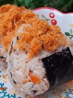 Hình của món Cơm nắm cá ngừ.