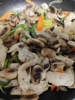 Una foto de Pollo con verduras salteadas