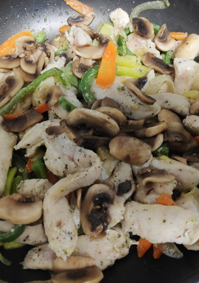 Una foto de Pollo con verduras salteadas