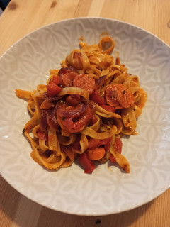 Una foto de Pasta con pimiento rojo, cebolla, zanahorias y apio