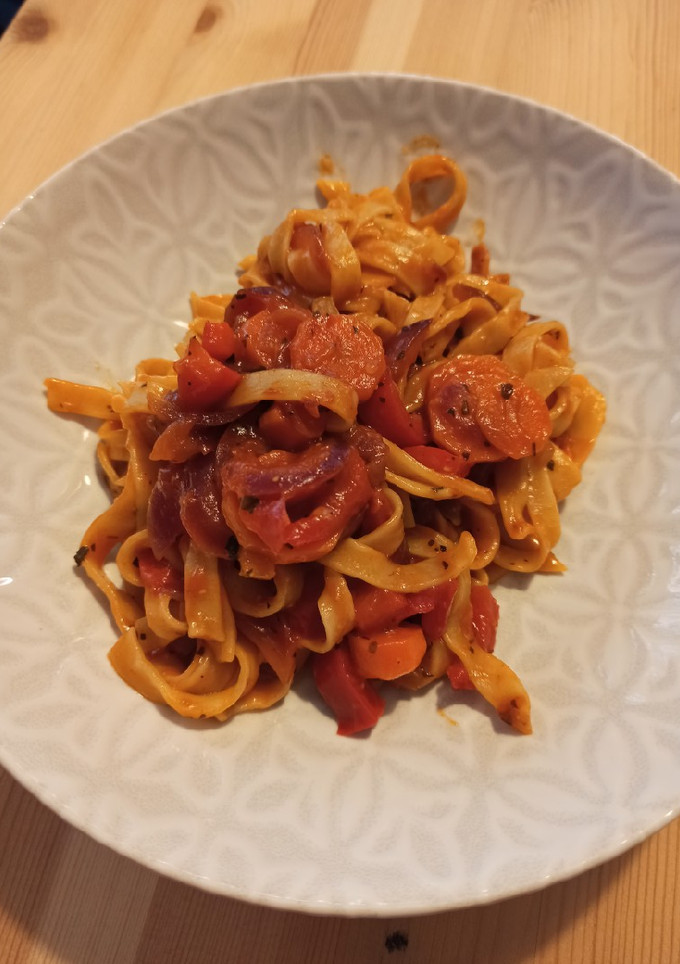 Una foto de Pasta con pimiento rojo, cebolla, zanahorias y apio