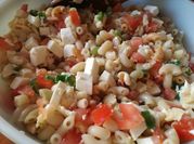 Una foto de ensalada de coditos con queso
