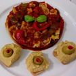 Cappellettis de jamón con salsa de tomate y hummus con aceitunas