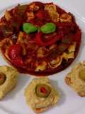 Cappellettis de jamón con salsa de tomate y hummus con aceitunas