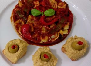 Foto principal de Cappellettis de jamón con salsa de tomate y hummus con aceitunas