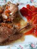 Conejo guisado con verduras y ensalada de pimientos asados