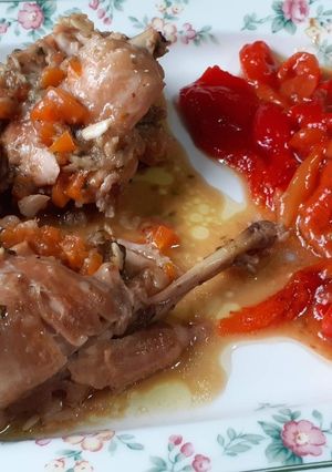 Una foto de Conejo guisado con verduras y ensalada de pimientos asados