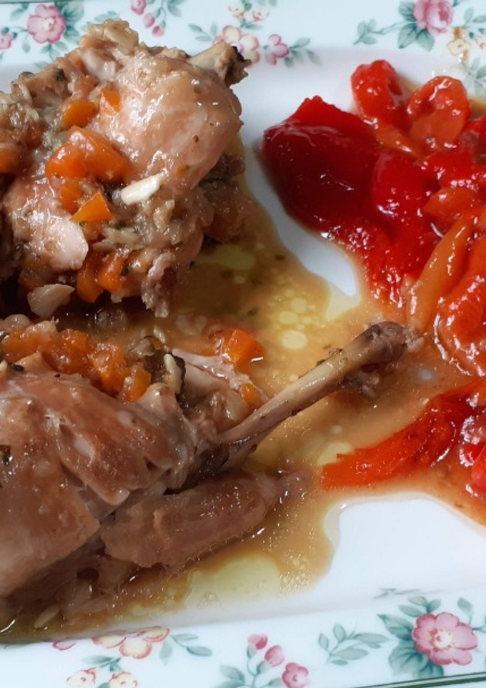 Una foto de Conejo guisado con verduras y ensalada de pimientos asados