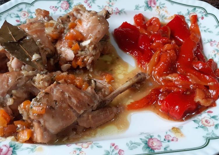 Conejo guisado con verduras y ensalada de pimientos asados
