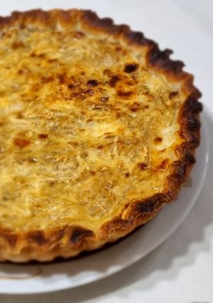 Una foto de Tarta de cebolla y 4 quesos fácil