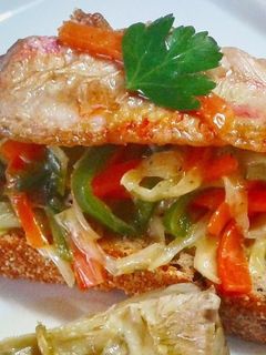 Una foto de Tosta de filetes de salmonete frito con pisto