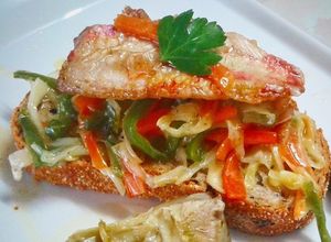Una foto de Tosta de filetes de salmonete frito con pisto