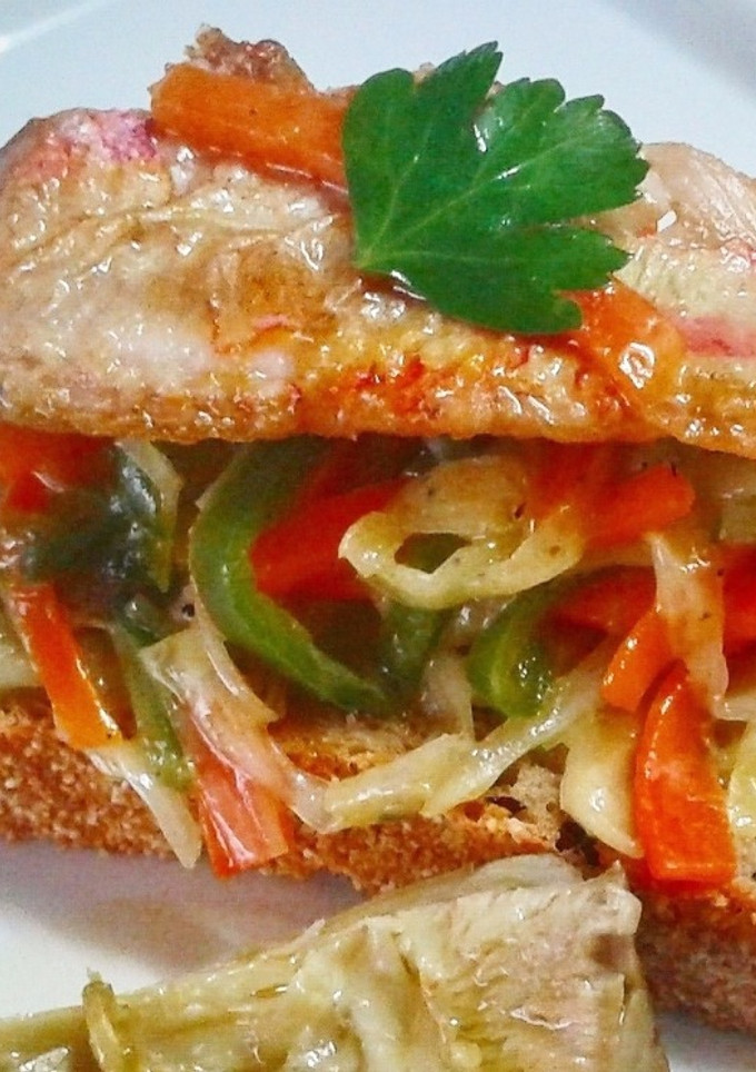 Una foto de Tosta de filetes de salmonete frito con pisto