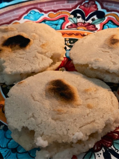 Una foto de Arepas venezolanas rellenas de Mozzarella