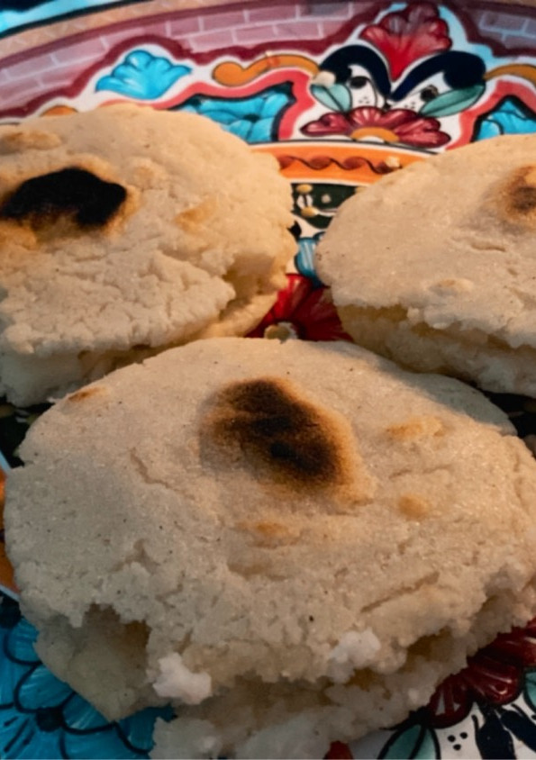 Una foto de Arepas venezolanas rellenas de Mozzarella