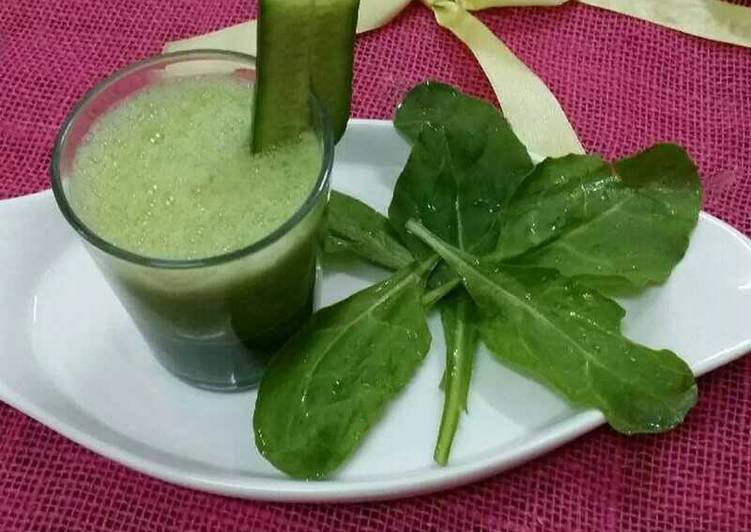 Recipe of Any-night-of-the-week Green tea, Spinach and Cucumber Smoothie