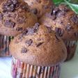 Magdalenas con chocolate de taza y arándanos rojos y azules