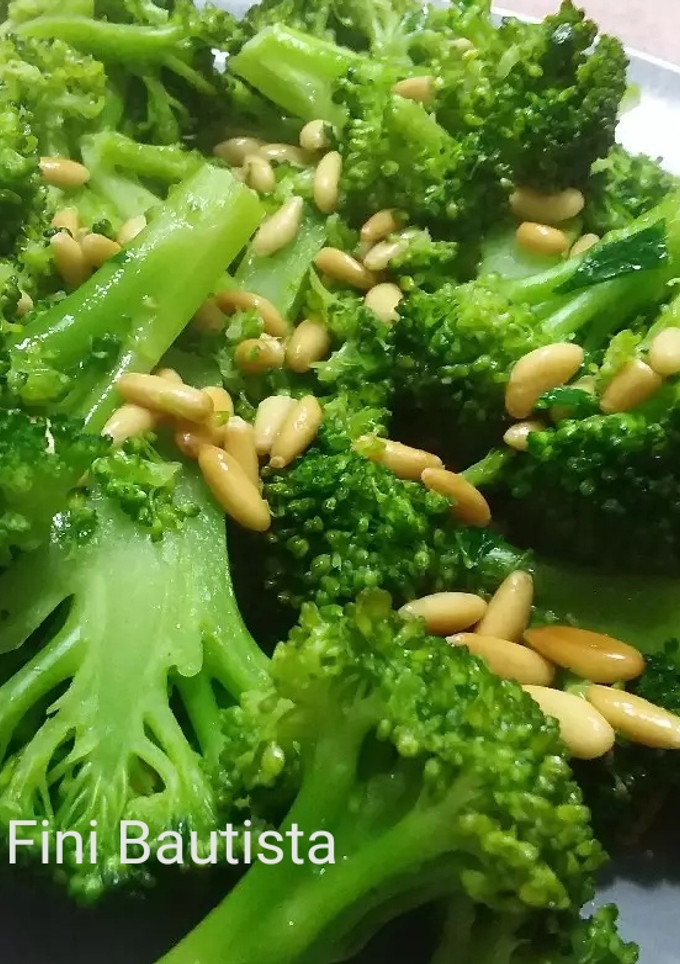 Una foto de Brócoli salteado con piñones