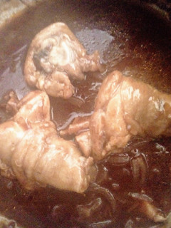 Una foto de Pollo en cola negra y salsa de tomate