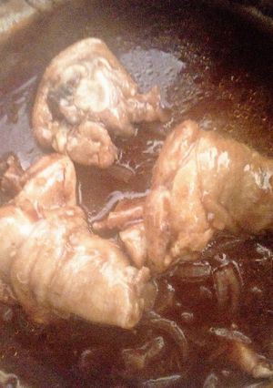 Una foto de Pollo en cola negra y salsa de tomate