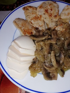 Una foto de Filete de pollo a la plancha con champiñones a la manzanilla