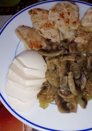 Una foto de Filete de pollo a la plancha con champiñones a la manzanilla