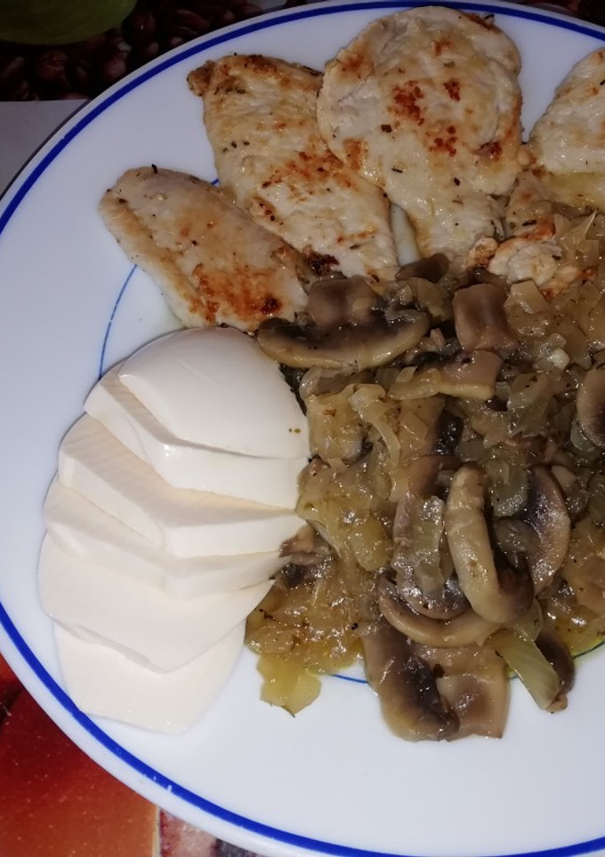 Una foto de Filete de pollo a la plancha con champiñones a la manzanilla