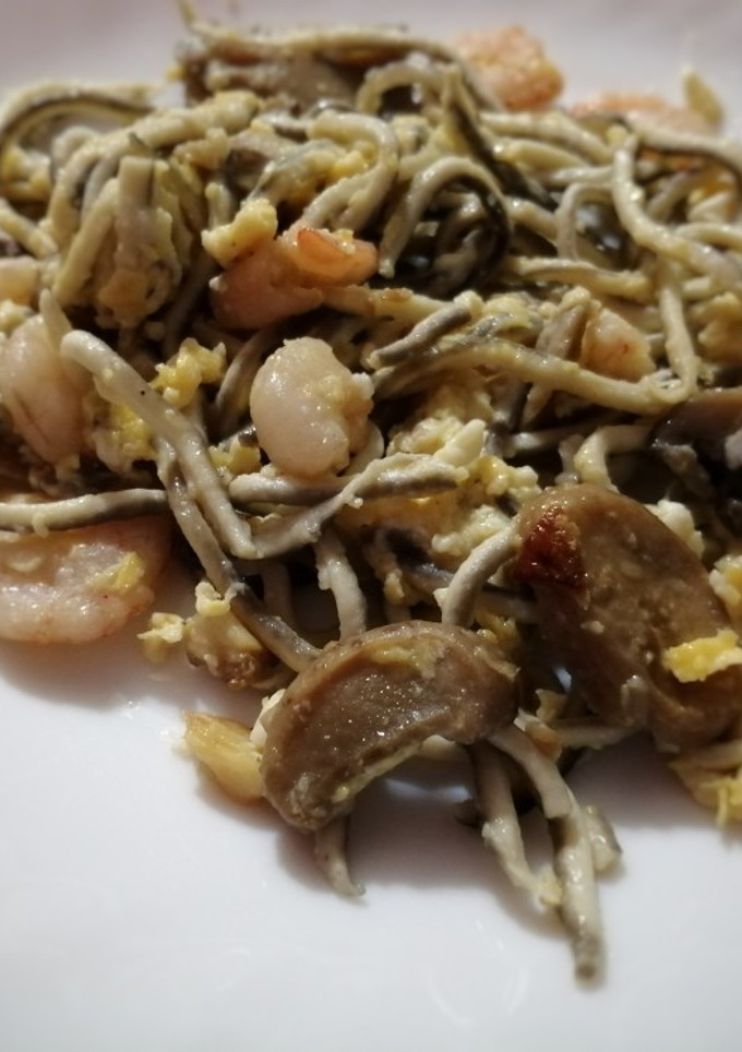 Una foto de Revuelto de gulas con gambas y champiñones