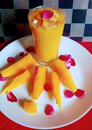 केसर बदाम मँगो मिल्क शेक (kesar badam mango milk shake recipe in marathi) रेसिपी चे मुख्य फोटो 