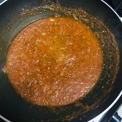 A picture of Marinara/ pasta sauce.