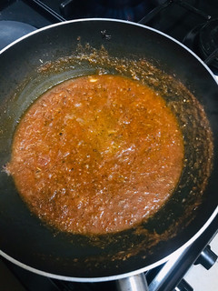 A picture of Marinara/ pasta sauce.