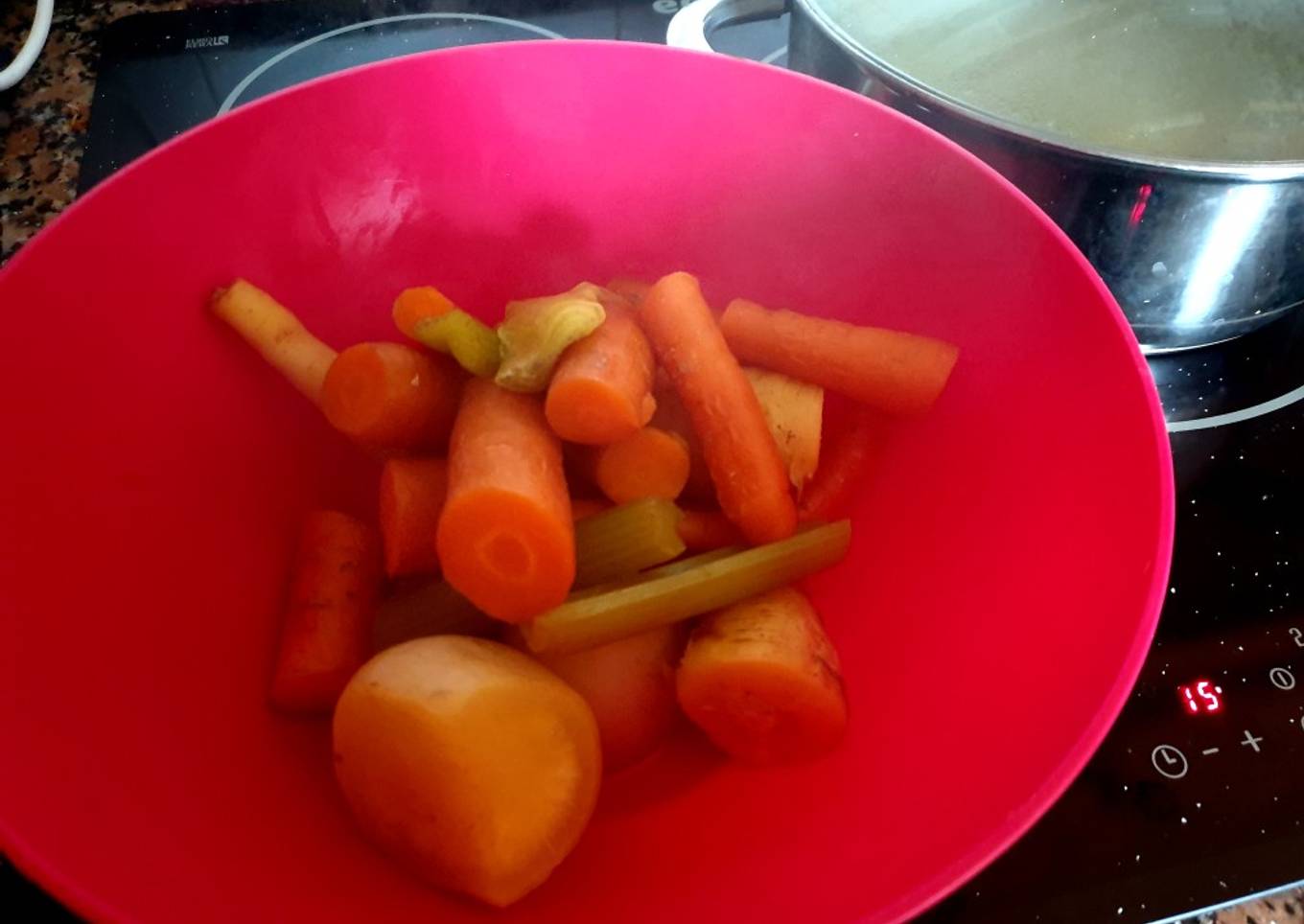 Puré de verduras del caldo de verdura y pollo