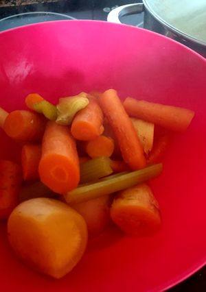 Una foto de Puré de verduras del caldo de verdura y pollo