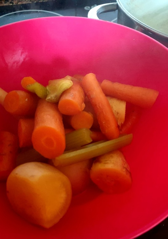 Una foto de Puré de verduras del caldo de verdura y pollo
