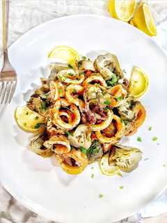 Una foto de Salteado de alcachofas con calamares
